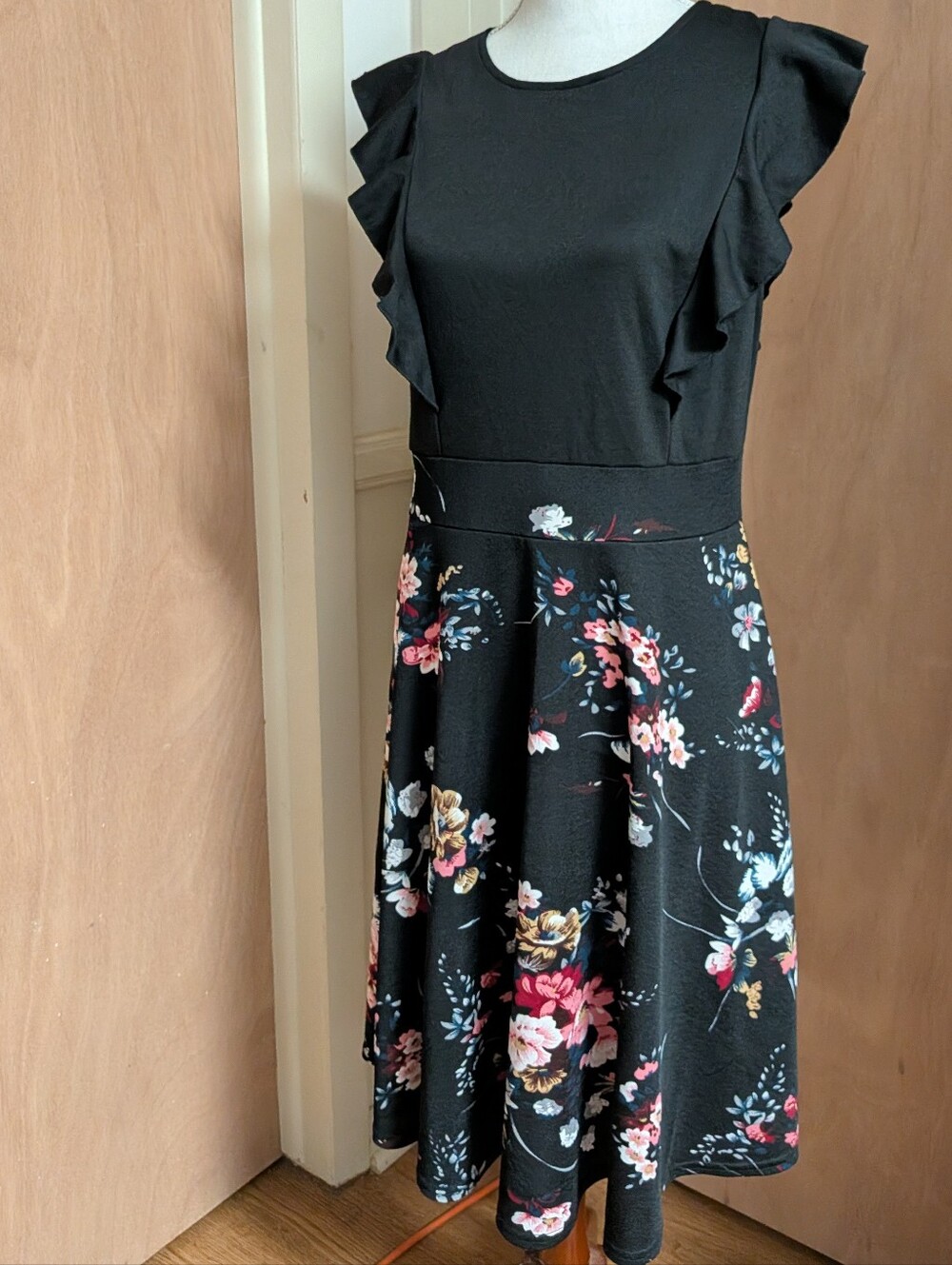 YATHON NWT Black Floral Fit & Flare Dress Ruffle Sleeves Size Large